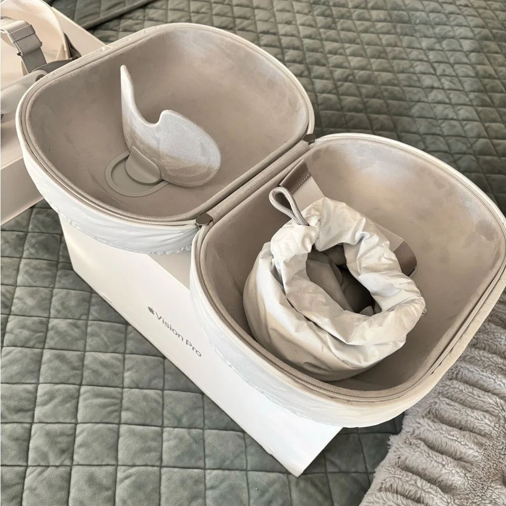 Apple Vision Pro in White with Cushioned Accessories